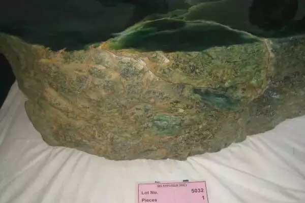 广西壮族自治区绿翡翠原石价格 广西绿翡翠原石多少钱？
