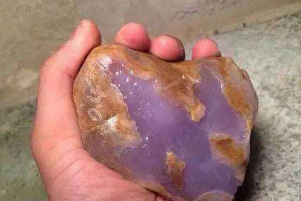 帝王紫翡翠原石哪种好 帝王紫翡翠原石的价格是多少