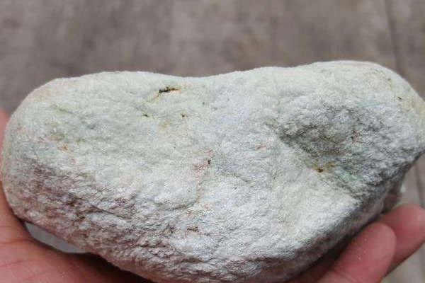 价格低的玉石翡翠原石 价格低的翡翠原石有什么特征