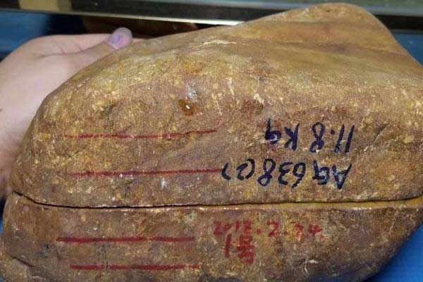 缅甸翡翠原石啥价格 缅甸翡翠原石多少钱一斤？