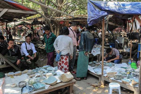 缅甸翡翠原石在云南哪里买 云南翡翠市场有哪些