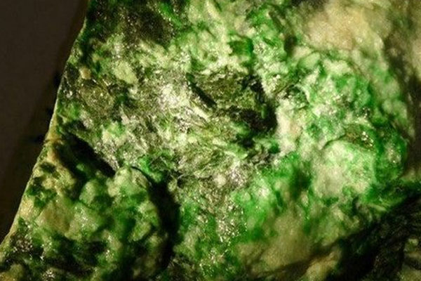 白皮翡翠原石癣特点 翡翠原石的藓是什么