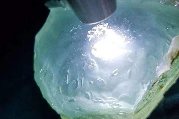 玻璃感翡翠原石特点有什么 冰种和玻璃种翡翠原的区别