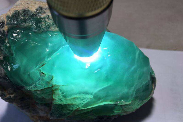 翡翠原石压灯下的荧光如何辨别 翡翠原石起荧光是什么