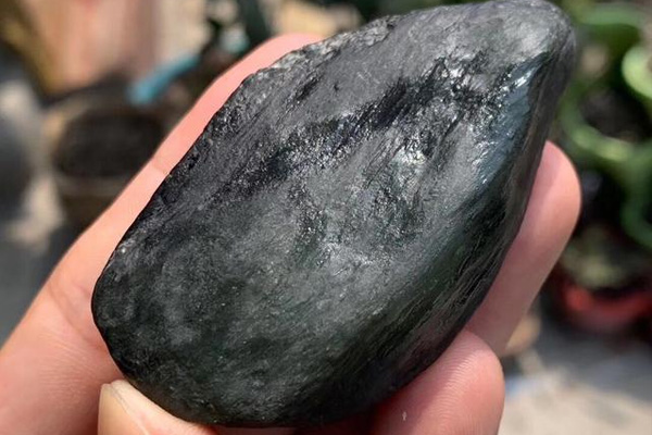 莫湾基翡翠黑乌沙原石的特点有哪些？看看就知道了