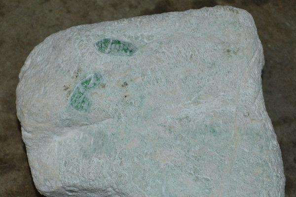 西藏自治区干青翡翠原石价格 干青翡翠多少钱一斤