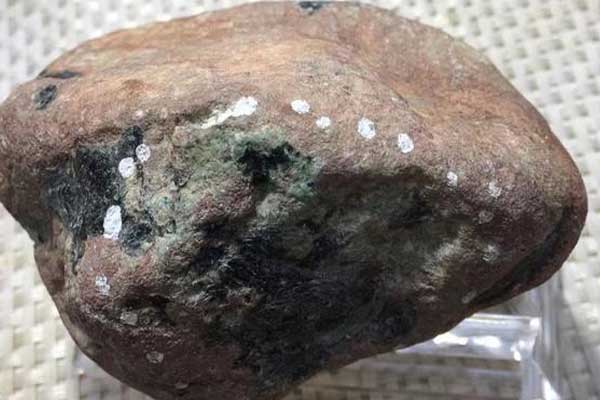 红皮翡翠原石的特点 红皮翡翠原石值得购买吗？