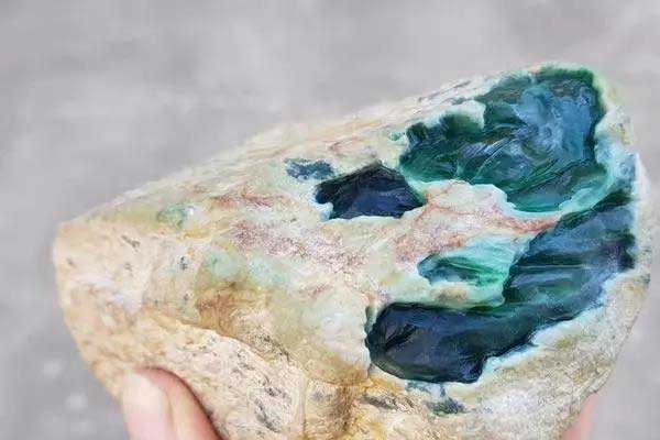 翡翠原石怎么看是真是假的 如何鉴定天然的翡翠原石