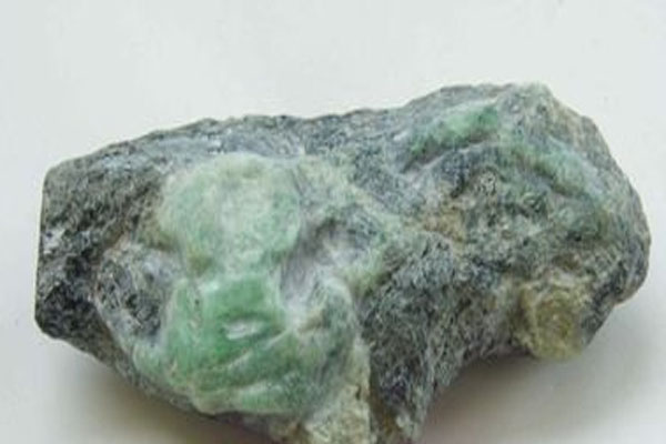 玻璃帝王绿翡翠原石价格 玻璃种帝王绿翡翠很贵吗