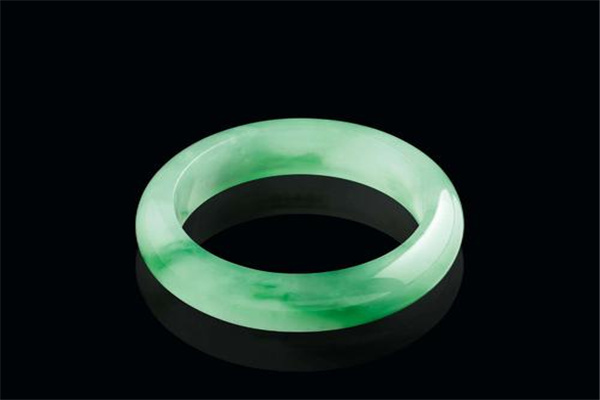 玉石透明好还是绿色好 玉石透明和绿色哪个更好