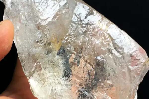 玻璃陨石里面有玉石吗 玻璃陨石属于玉石吗