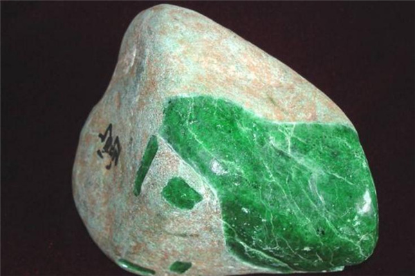  绿色玉石一面是石头吗 绿色的石头是不是玉石