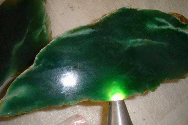 龙石种帝王绿翡翠是真的玉石吗 龙石种翡翠是真的存在吗