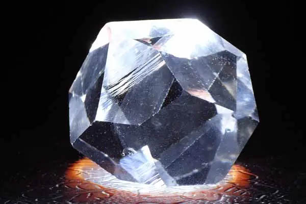 水晶石好还是玉石好 水晶和玉石的区别