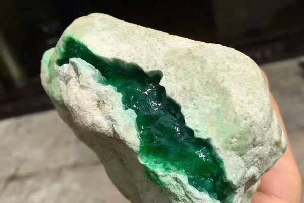 石头内部有绿色是玉石吗 怎么确定是不是玉石