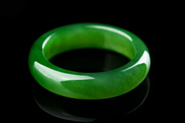 玉石手镯纯绿色是真的吗 全绿的玉石手镯是真货吗