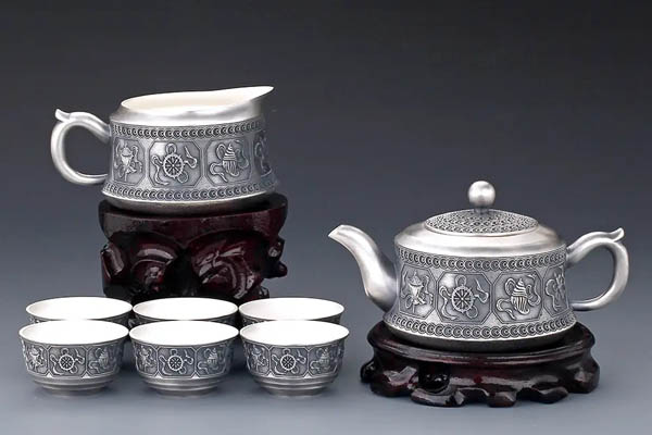 银茶具好还是玉石茶具好 银茶具和玉石茶具哪个更好