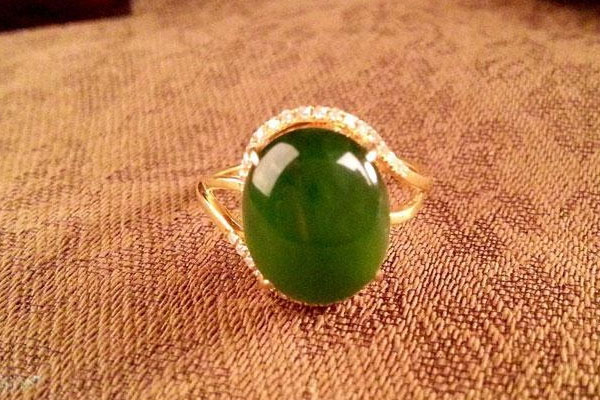 玉石戒指镶嵌款式有哪些 常见的几种玉石戒指镶嵌款式