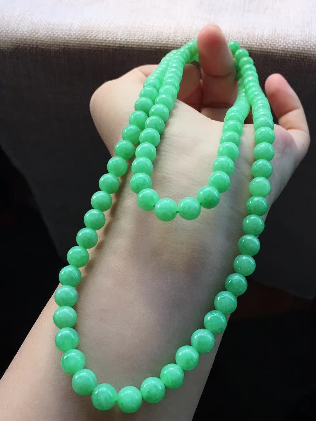 超值，阳绿色珠链、色泽甜美，种水好，性价比高，完美度高，尺寸6.7，粒