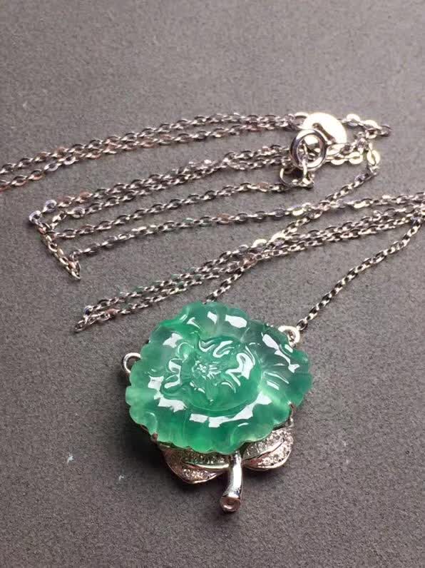 新品绿色牡丹花锁骨链18K金伴钻石镶嵌A货翡翠，种好色辣，时尚大方，完美无瑕����