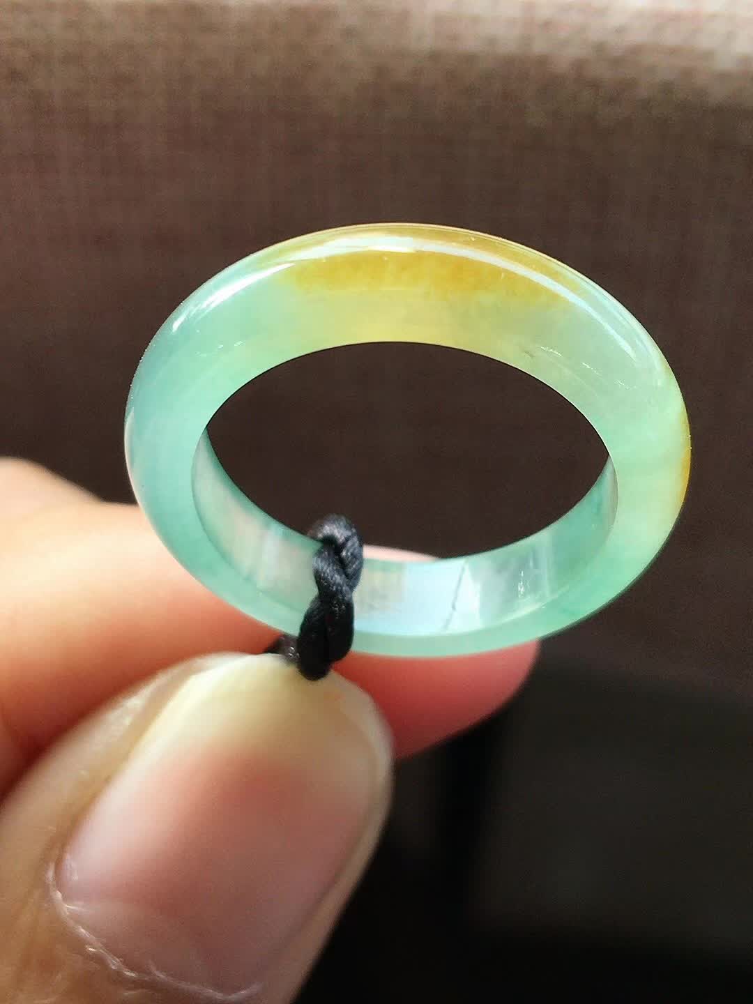 冰晴底飘黄翡指环戒指，底色清新，种水一流，上手秀气，完美，内径尺寸17.3/4.5/3.0不议