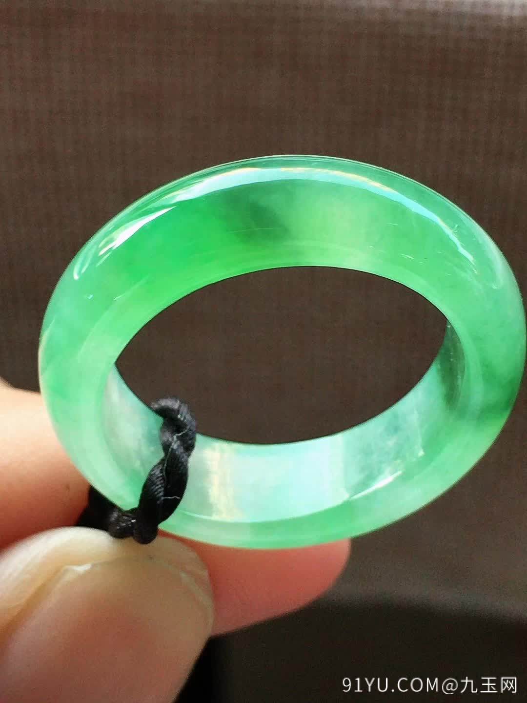 冰飘绿翡翠指环戒指，色泽清新，冰透水润，种色兼备，种水一流，完美，内径尺寸19.8/6.3/3.8特惠