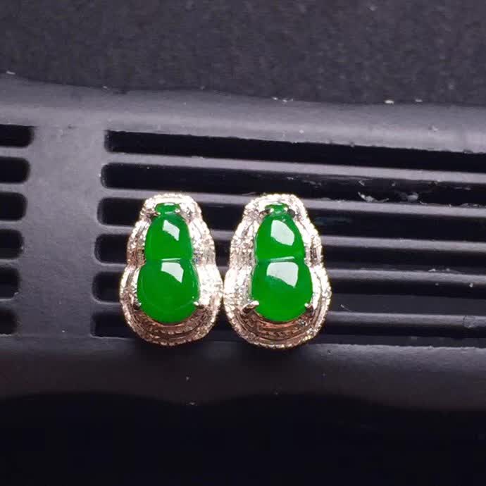 新品绿色葫芦耳钉18K金伴钻石镶嵌A货翡翠，种好色辣，时尚大方，完美无瑕����