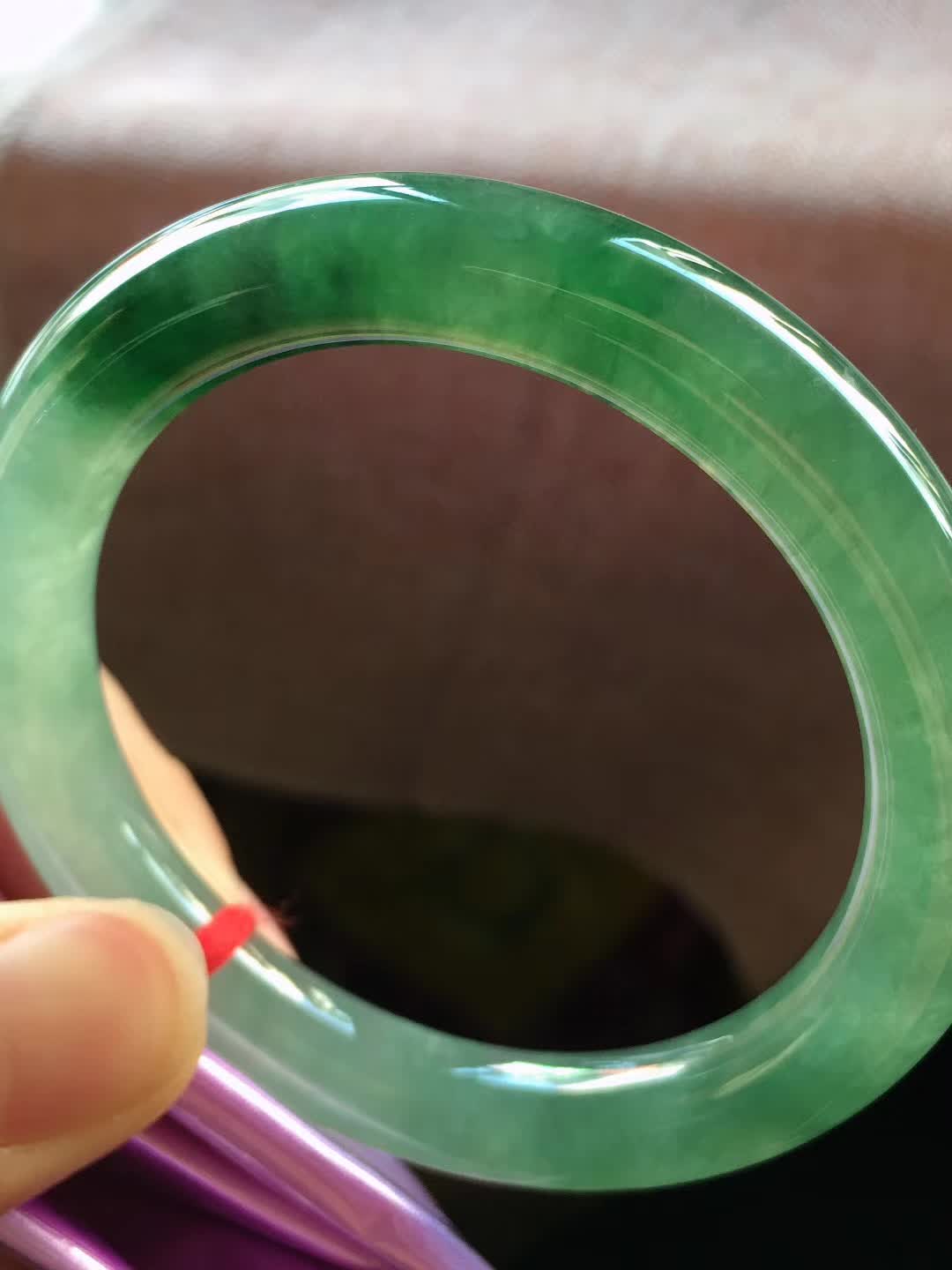 冰油绿圆条翡翠手镯，完美，种老水足，起光，尺寸53.5/9/9mm