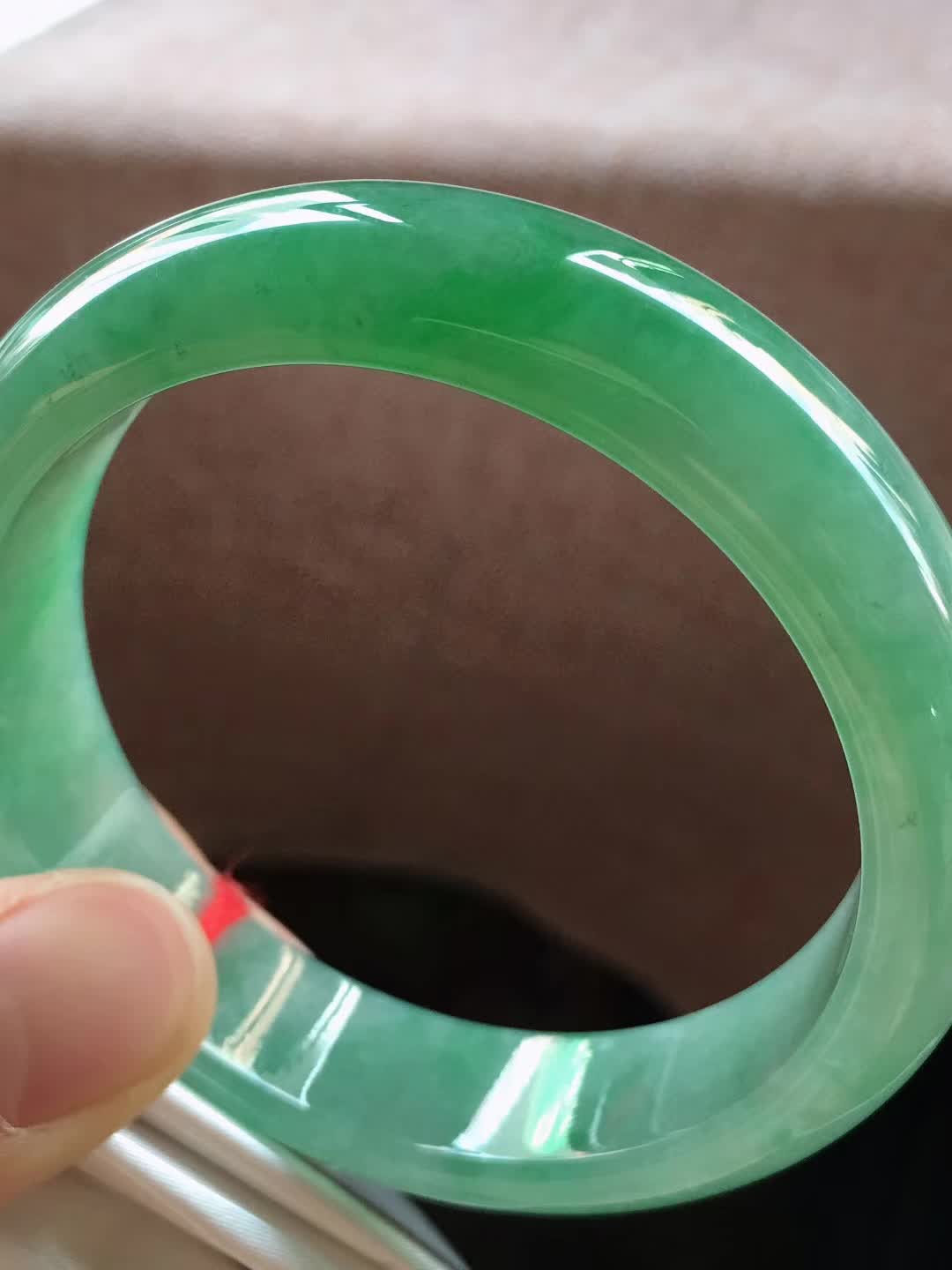 冰油绿正圈翡翠手镯，完美，种老水足，尺寸56/14/8mm，结缘