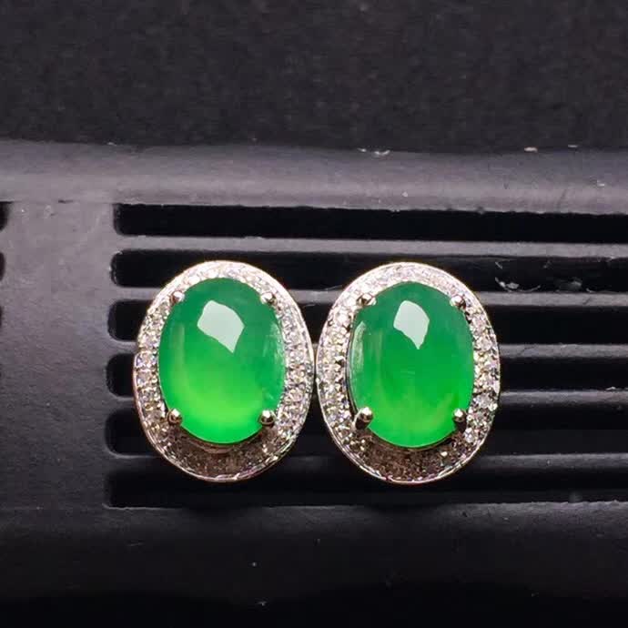 新品绿色蛋面耳钉18K金伴钻石镶嵌A货翡翠，种好色辣，时尚大方，完美无瑕����