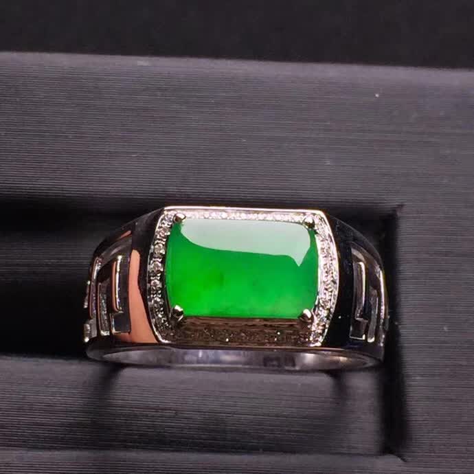 新品绿色马鞍戒指18K金伴钻石镶嵌A货翡翠，种好色辣，时尚大方，完美无瑕����