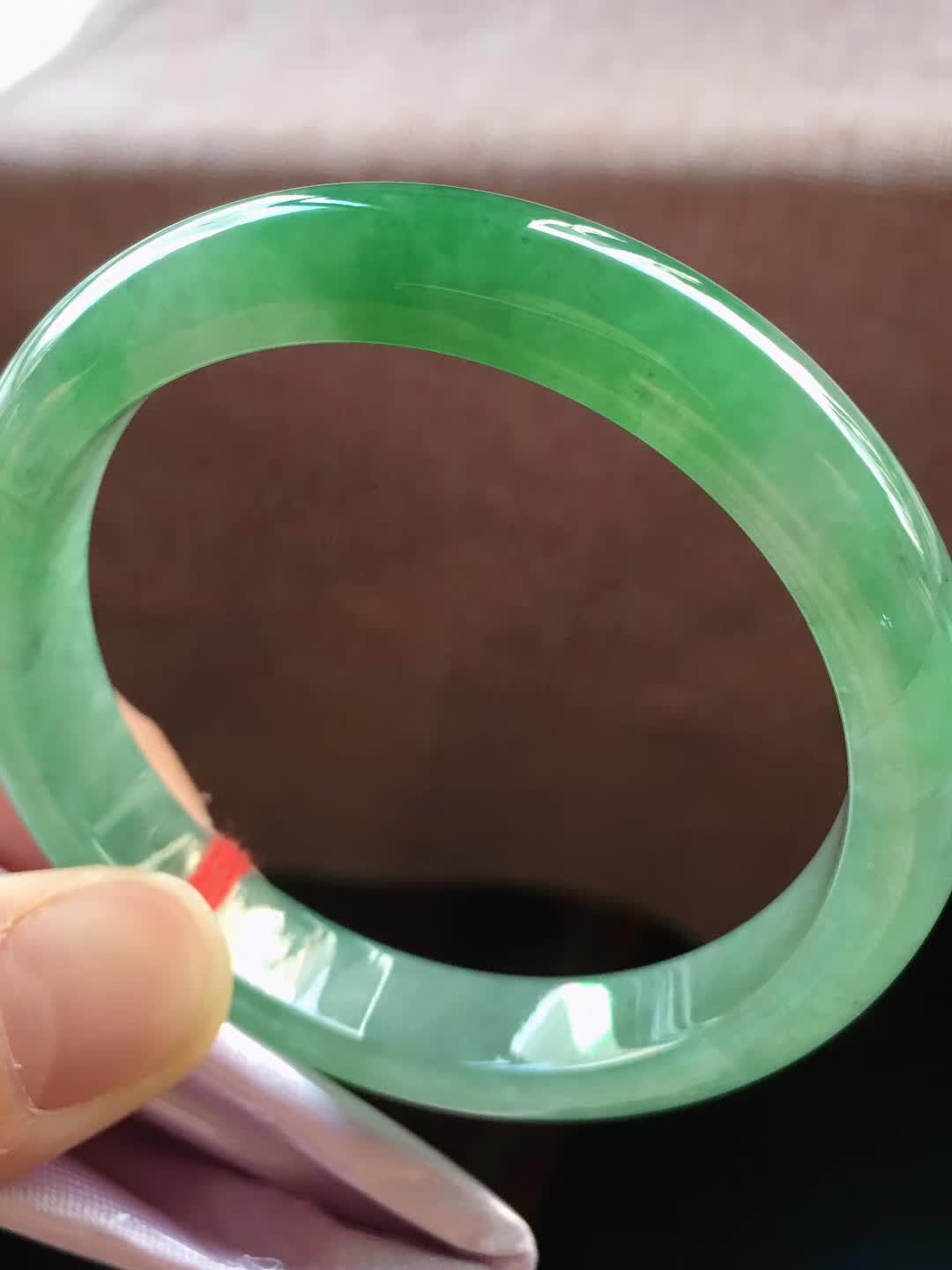 冰油绿正圈翡翠手镯，种老水足，尺寸54.5/11/7.8mm，结缘