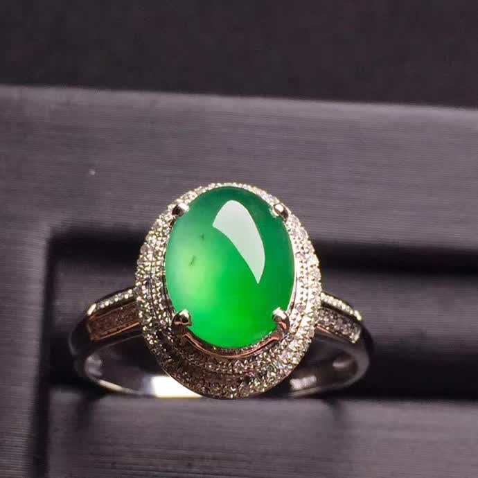 新品绿色蛋面戒指18K金伴钻石镶嵌A货翡翠，种好色辣，时尚大方，完美无瑕����
