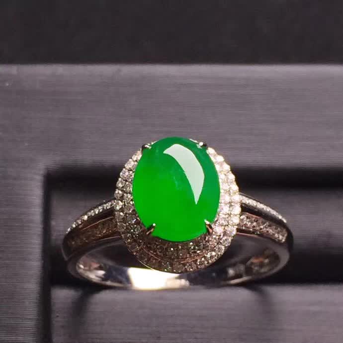 新品豪华绿色蛋面戒指18K金伴钻石镶嵌A货翡翠，种好色辣，时尚大方，完美无瑕����