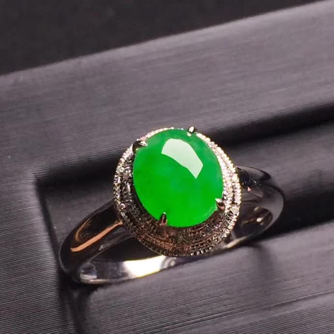 新品绿色蛋面戒指18K金伴钻石镶嵌A货翡翠，种好色辣，时尚大方，完美无瑕����