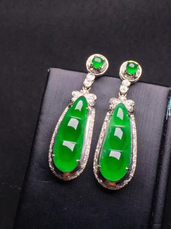 新品绿色福豆耳环18K金伴钻石镶嵌A货翡翠，种好色辣，时尚大方，完美无瑕����