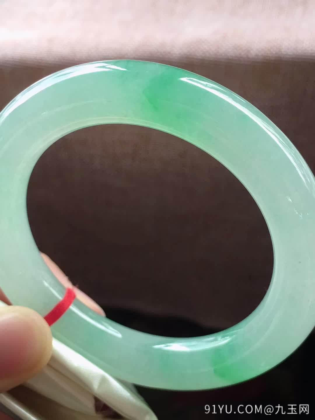 冰飘绿圆条翡翠手镯，种老水足，色阳，尺寸56.5/12.5/12mm，结缘价