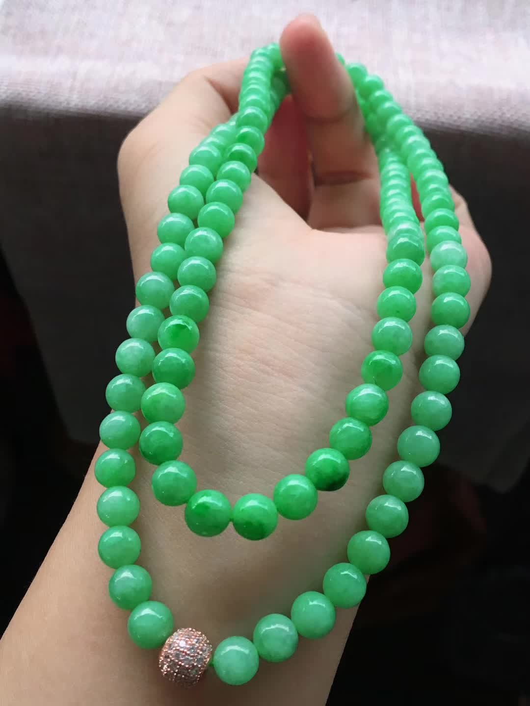 阳绿色珠链，色泽够阳，巨高性价比推荐，配挂件做做毛衣链都好有面子，尺寸6.8，粒！
