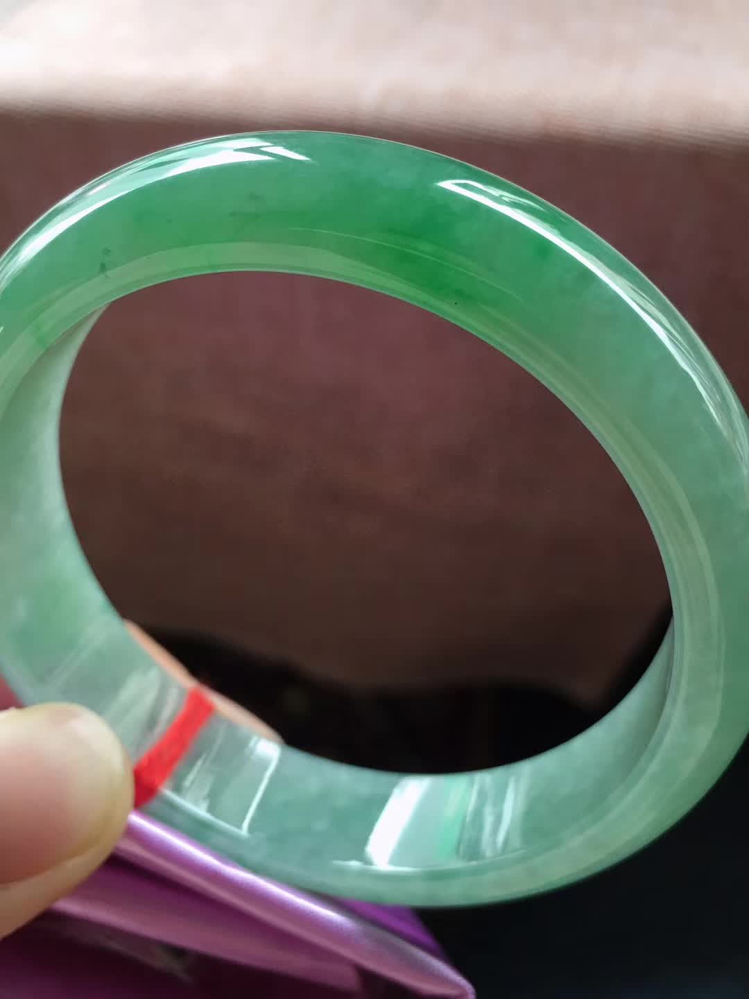 冰油绿正圈翡翠手镯，完美，种老水足，尺寸58.5/13.8/7.8mm