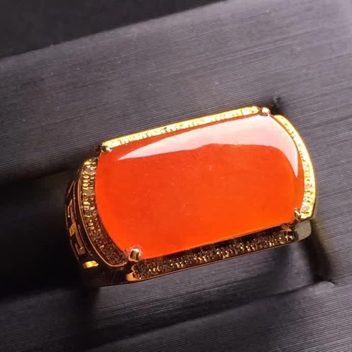 新品：红翡马鞍戒指18K金伴钻石镶嵌A货翡翠，种好色辣，时尚大方，完美无瑕����