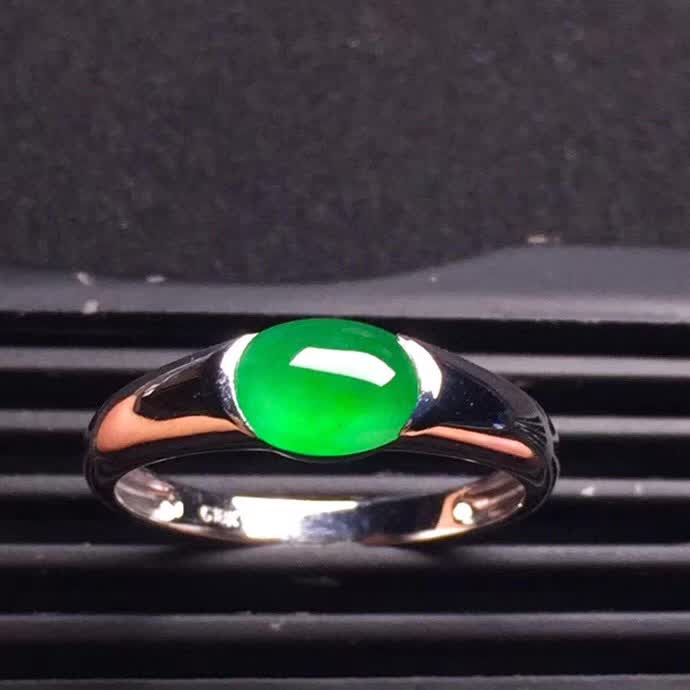 新品：绿色蛋面戒指18K金伴钻石镶嵌A货翡翠，种好色辣，时尚大方，完美无瑕����