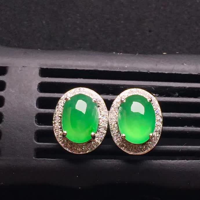 新品：绿色蛋面耳钉18K金伴钻石镶嵌A货翡翠，种好色辣，时尚大方，完美无瑕����