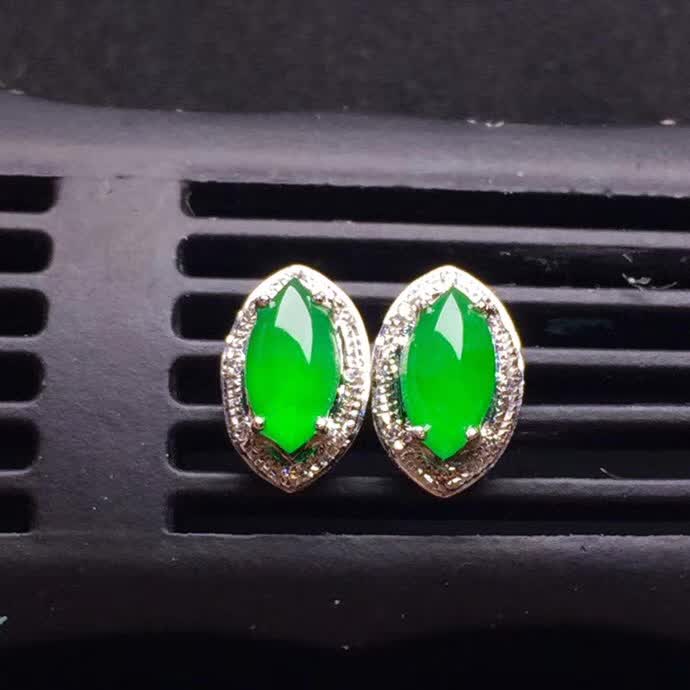 新品：绿色马眼耳钉18K金伴钻石镶嵌A货翡翠，种好色辣，时尚大方，完美无瑕����