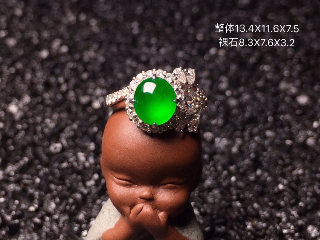 帝王绿鸽子蛋戒指高端设计款，顶级玉质种色极好，大钻石显贵气无比，性价比超高。整体13.4X11.6X7.5裸石8.3X7.6X3.2[玫瑰]特惠����