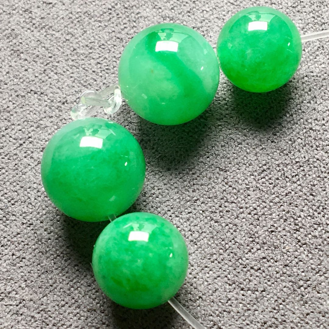 1手冰绿珠珠，珠圆玉润，料子细腻，直径/9.9-8.3mm
