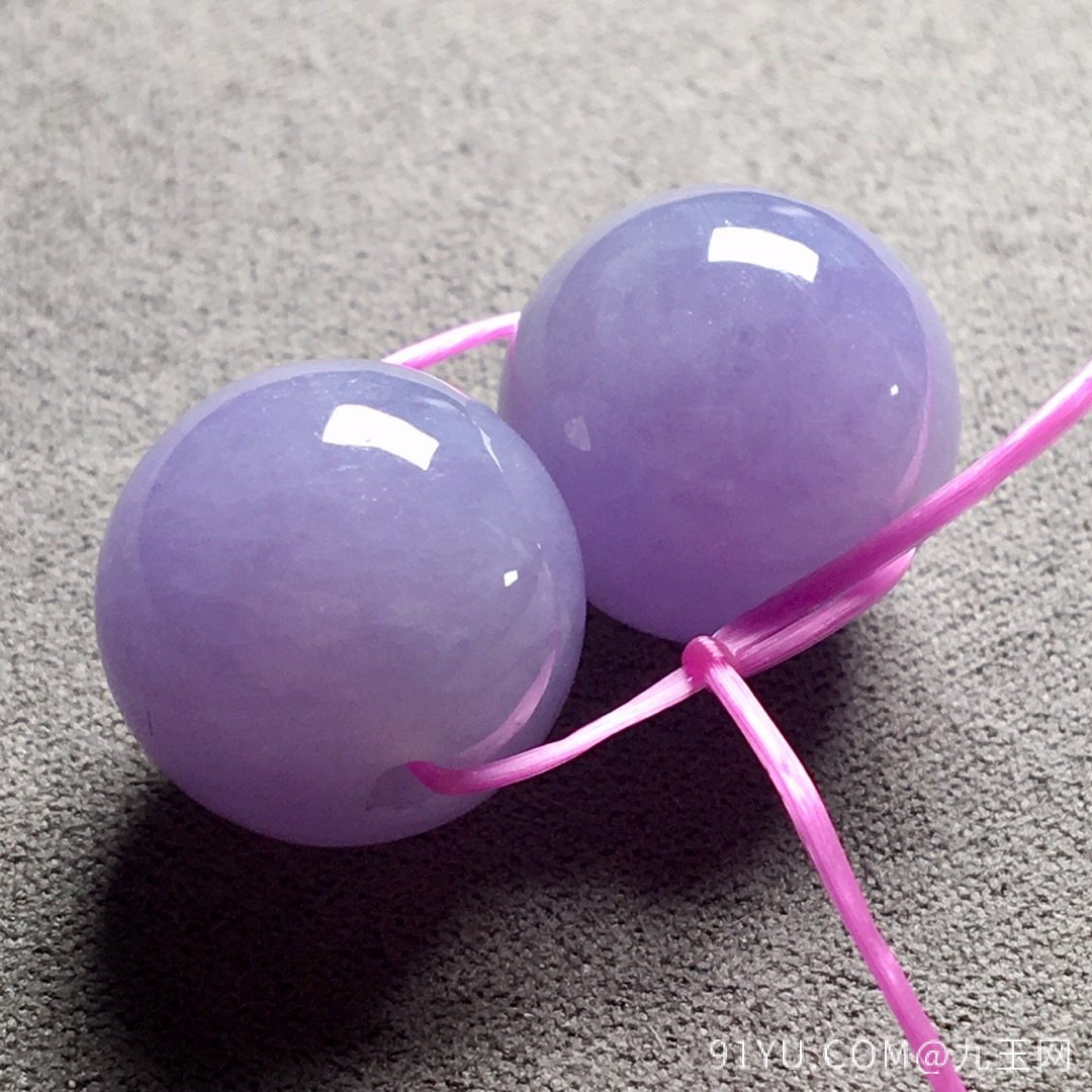 一对冰种紫罗兰珠珠，珠圆玉润，很迷人的紫，料子细腻，直径：14.3mm
