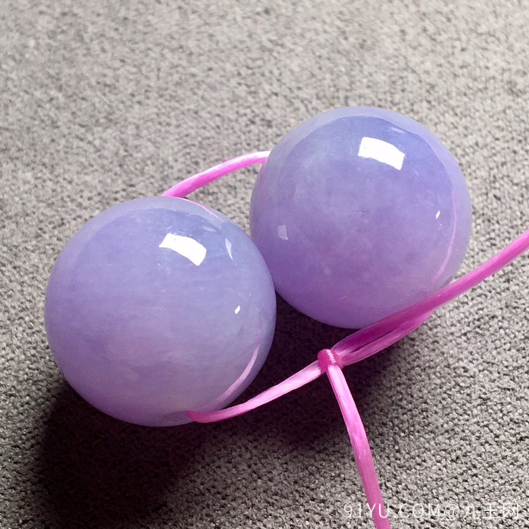 一对冰种紫罗兰珠珠，珠圆玉润，很迷人的紫，料子细腻，直径：14.3mm