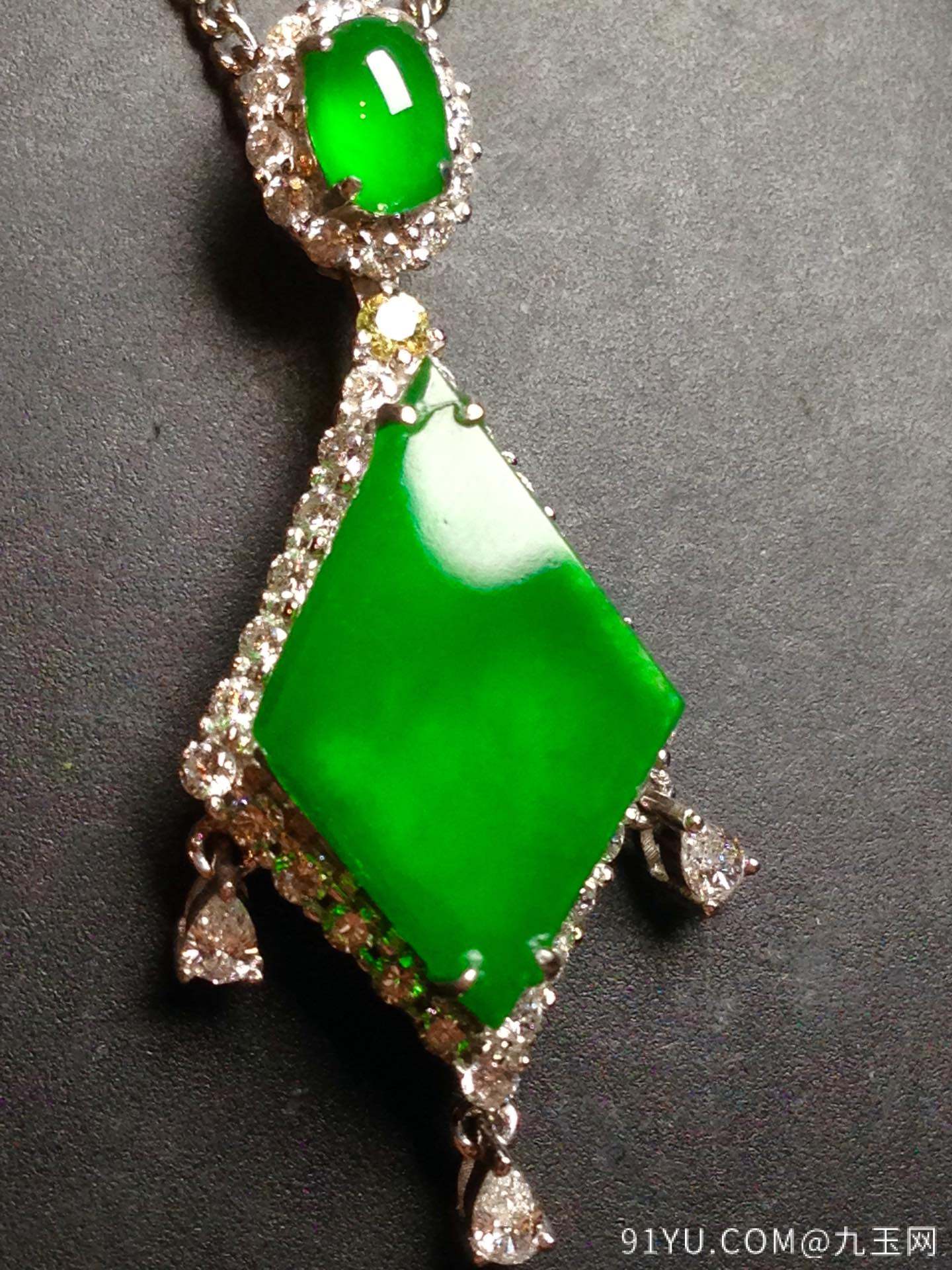 【玻璃种正阳绿】翠色鲜艳，很冰透，水水润细腻，冰透冰绿，完美，18k金奢华钻石镶嵌