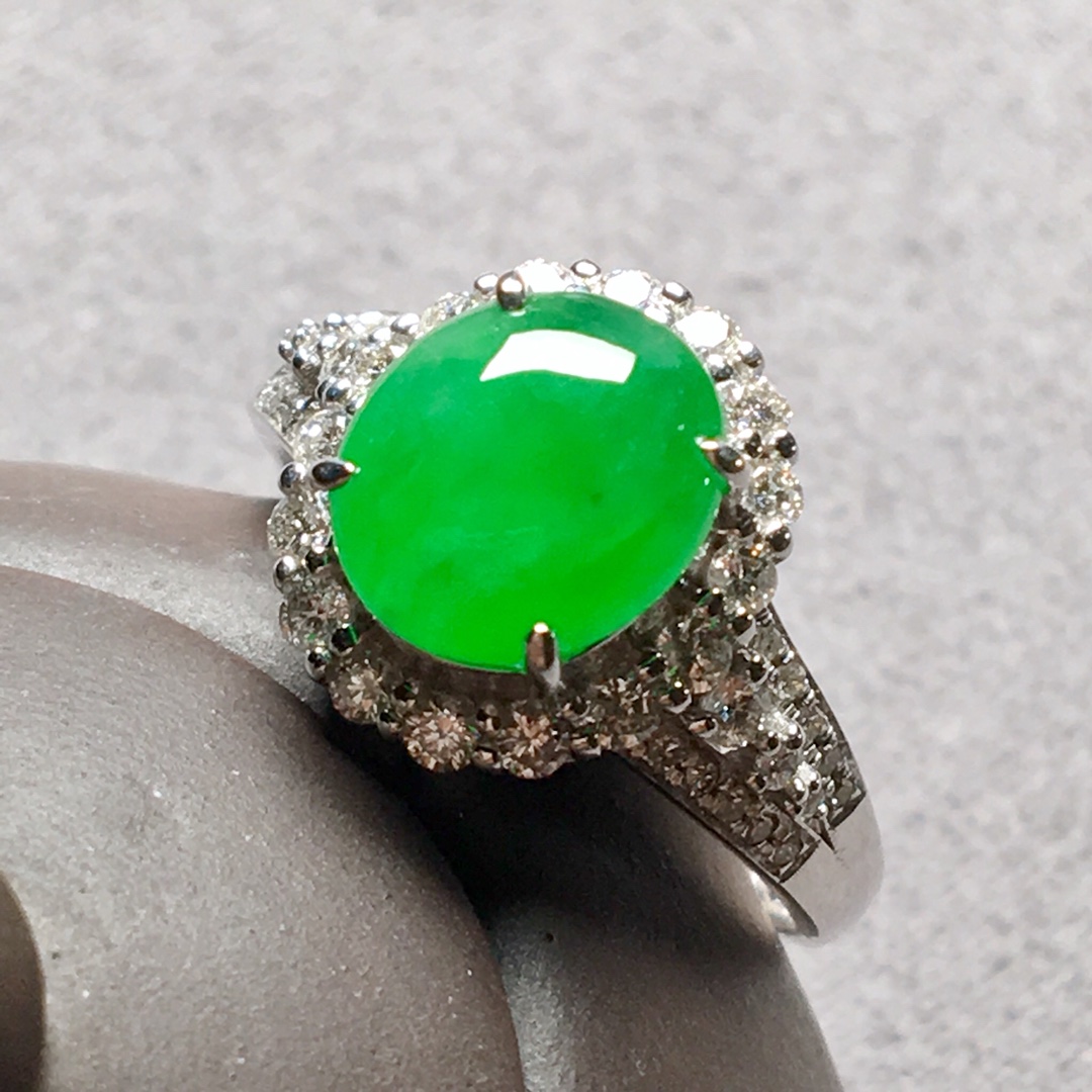 高冰種陽綠蛋面戒指，整體：12.6-11.2-8.8，裸石：9-7.8-3.3mm