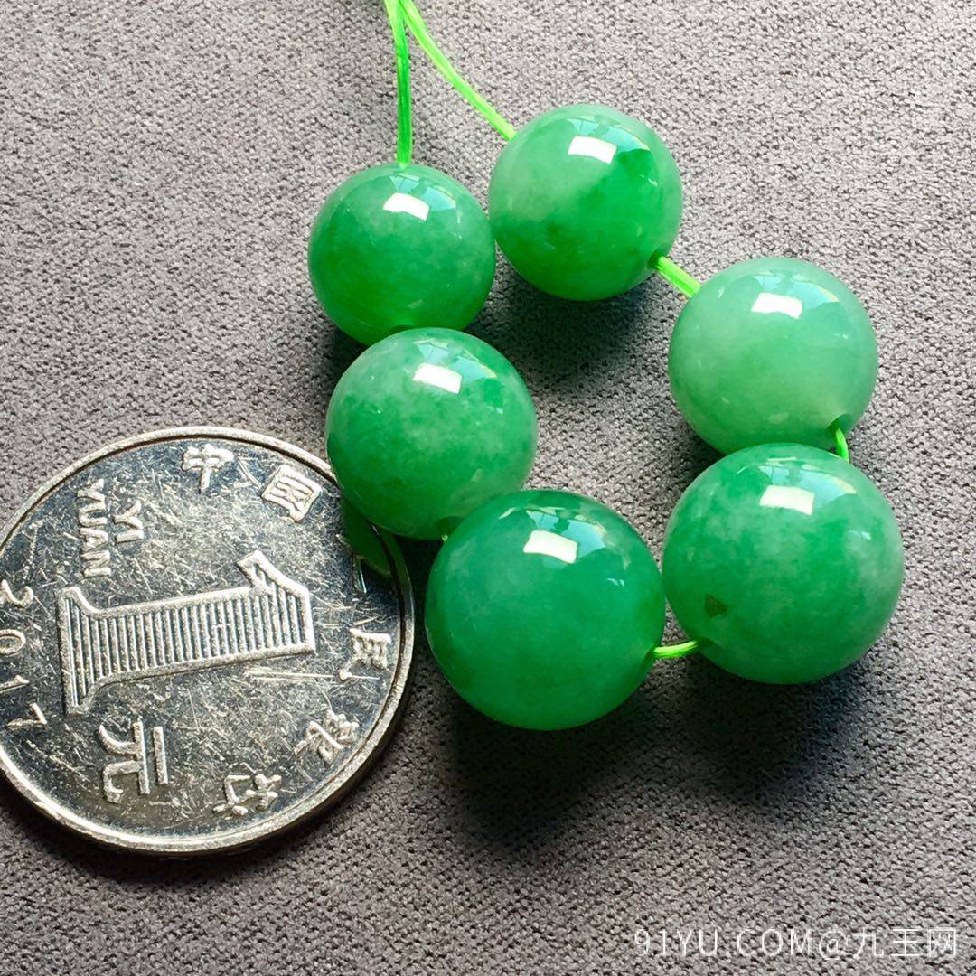 一手冰绿珠珠，珠圆玉润，料子细腻，直径：12.6-10.7mm